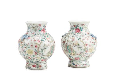 null CHINE - XXe siècle
Paire de vases en porcelaine à décor en émaux polychromes...