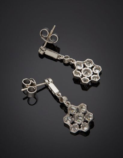 null Paire de PENDANTS d'OREILLES « fleurs » en or gris (750‰) ajouré, serti de neuf...