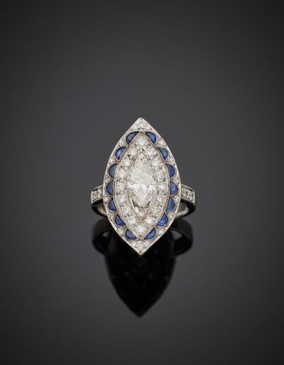 null BAGUE « marquise » en or gris (750‰) serti d'un diamant taille navette entouré...