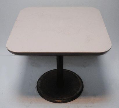 Christian BIECHER (XX) Table à plateau carré en Corian crème ou rose clair et piétement...