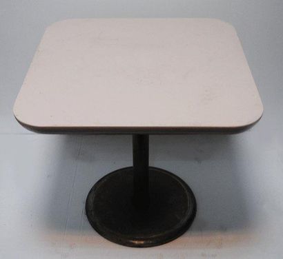 Christian BIECHER (XX) Tables à plateau carré en Corian crème ou rose clair et piétement...