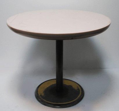 Christian BIECHER (XX) Table à petit plateau rond en Corian crème ou rose clair et...