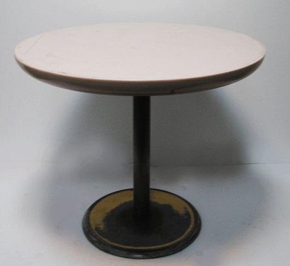 Christian BIECHER (XX) Table à petit plateau rond en Corian crème ou rose clair et...