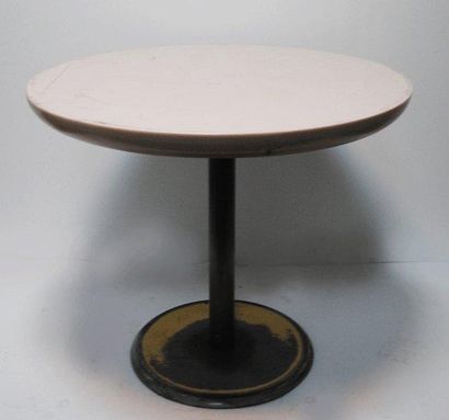 Christian BIECHER (XX) Tables à petit plateau rond en Corian crème ou rose clair...