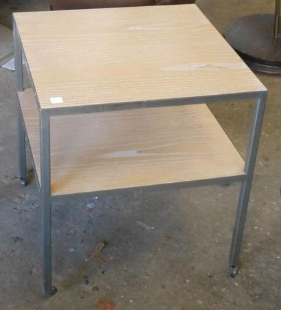 null Tables basses à deux plateaux en bois clair et pieds montants en acier chromé...