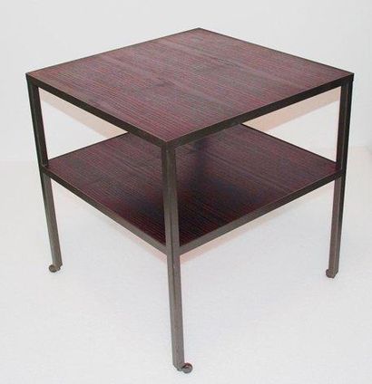 null Tables basses à deux plateaux en bois laqué couleur cerise et pieds montants...