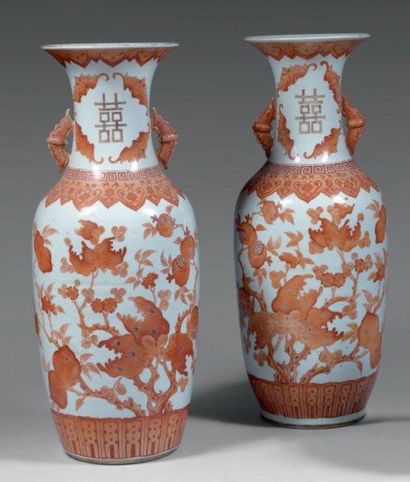 null Paire de vases balustres en porcelaine blanche décorée en rouge de fer et émail...