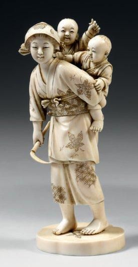 null Okimono en ivoire du Japon à patine jaune, jeune femme debout tenant une houe...
