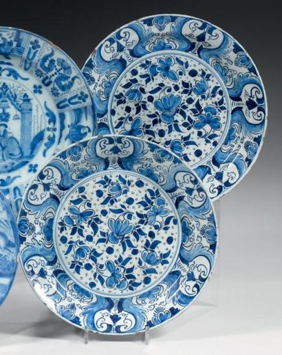 DELFT Paire de plats ronds à décor en camaïeu bleu de semis de fleurettes. XVIIIe...