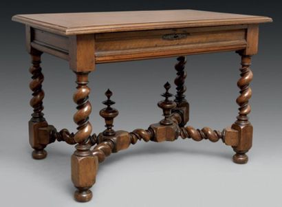null Table rectangulaire en bois naturel ouvrant par un large tiroir en ceinture...
