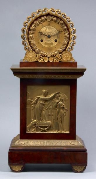 null Pendule borne en acajou et bronze doré orné en façade d'un bas-relief représentant...