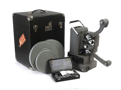 null Cinéma, matériel cinématographique. Dans caisse, projecteur Paillard Bolex G3...