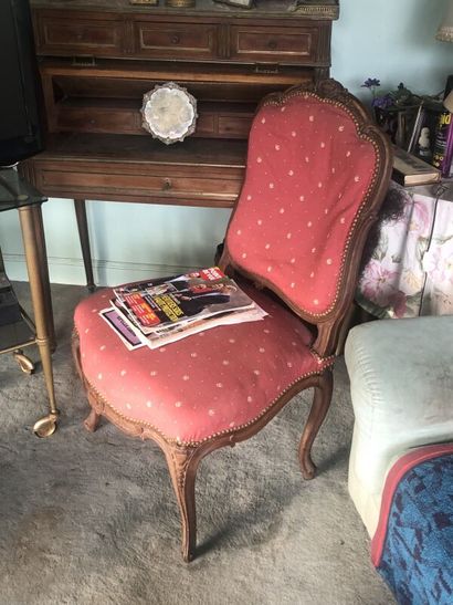 null Une chaise en bois naturel
Style Louis XV, garniture rouge 
(Accident)