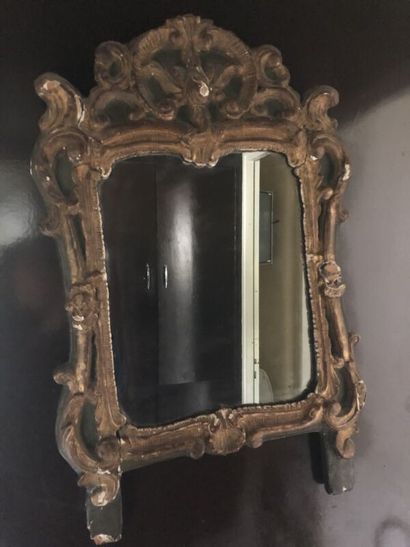 null Miroir en bois doré dit de Beaucaire.
(accidents et manques)
76 x 48 cm