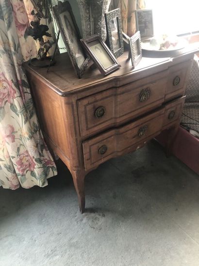 null Petite commode en bois deplacage ouvrant à deux tiroirs.
Style Louis XV.
(insolée)
H....