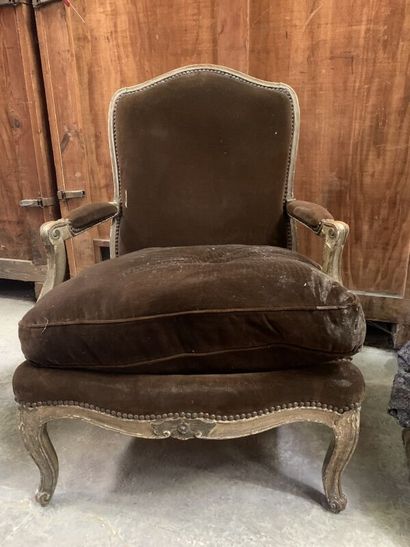 null Grand fauteuil en bois rechampi gris. Style Louis XV.
(Accidents).