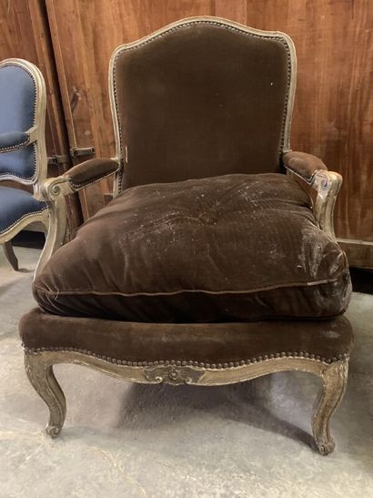 null Grand fauteuil en bois rechampi gris. Style Louis XV.
(Accidents).