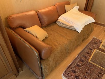 null LOT de mobilier comprenant : un canapé garni de cuir fauve, une paire de fauteuils...