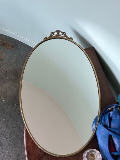null Miroir ovale en bronze doré. 84 x 48 cm
