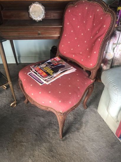 null Une chaise en bois naturel
Style Louis XV, garniture rouge 
(Accident)