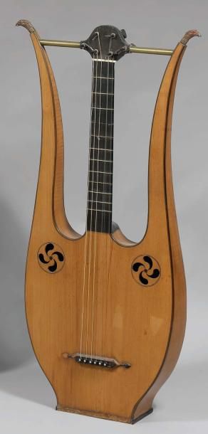 null Guitare-Lyre. Facture française vers 1810-1820. (Décollage au manche). J.M....