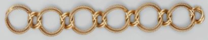 null Bracelet en or jaune à larges maillons doubles tressés et agrafes unies. Long.:...