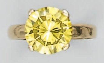 null Bague en or jaune serti d'un diamant taillé en brillant traité de couleur jaune....
