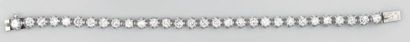 null Bracelet formé d'une ligne souple de 30 diamants taillés en brillant. Long.:...