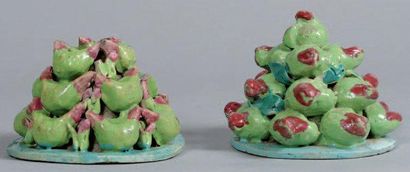 null Deux pyramides de fruits en porcelaine émaillée vert et rose. (Une avec des...