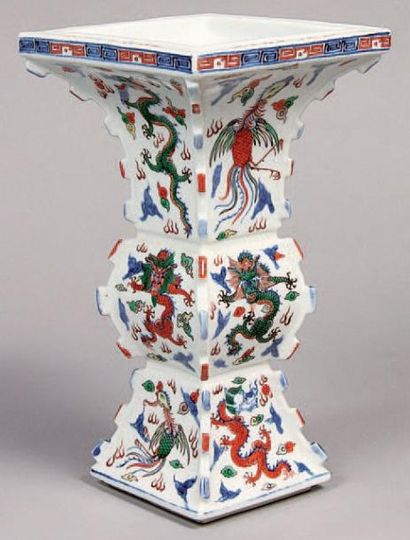 null Vase de forme "gu" en porcelaine décorée en émaux polychromes "wucai" de dragons...