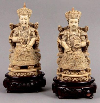 null Couple d'empereur et impératrice en ivoire, assis sur leurs trônes. Chine, XXe....