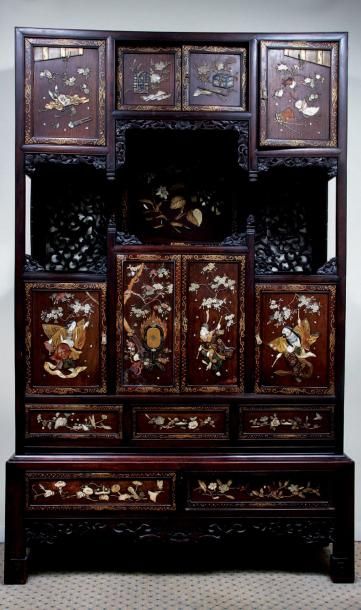 null Cabinet en bois exotique, incrustations de nacre et ivoire, à décors de personnages,...