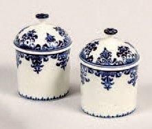 SAINT-CLOUD (Porcelaine tendre): Deux pots à onguent et leur couvercle en porcelaine...