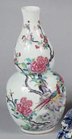 null Vase double gourde en porcelaine à décor aux émaux de la famille rose