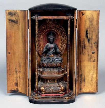 null Butsudan en bois laqué noir découvrant Kannon en laque noir et or assis sur...