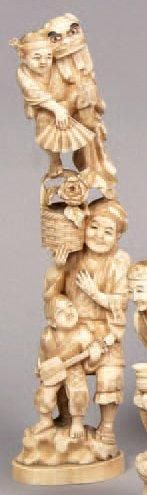 null Okimono en ivoire marin, paysan debout avec un enfant jouant du samisen, un...