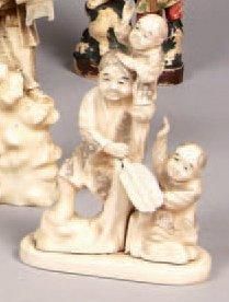 null Okimono en ivoire marin, paysan debout avec deux enfants. Japon, période Meiji....