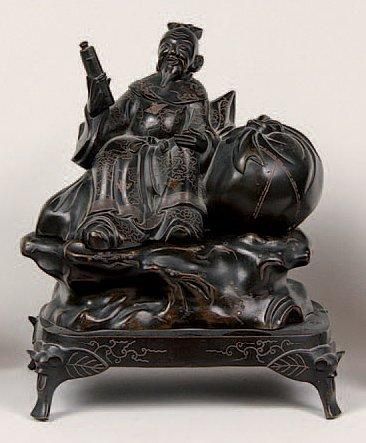 null Sage assis tenant un rouleau (en trois parties) en bronze patiné Japon, XIXe...