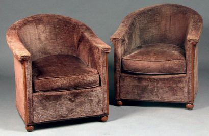 Jules LELEU (1883-1961) Paire de fauteuils bas à dossier arrondi et accotoirs pleins...