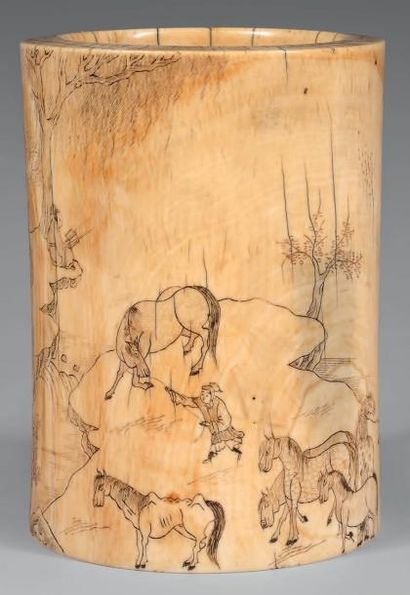  Porte-pinceaux bitong en ivoire à patine jaune à décor sculpté de personnage, cavaliers...