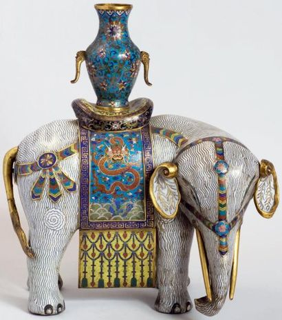 CHINE Importante statuette d'éléphant posé en bronze doré et émaux cloisonnés, la...