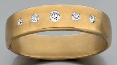 null BRACELET rigide ouvrant en or jaune satiné serti de cinq diamants taille ancienne...