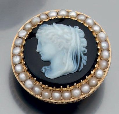 null BROCHE circulaire en or jaune serti d'un camée de sardonyx « profil de femme»...