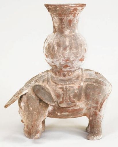 CHINE - XIXe siècle Vase posé sur le dos d'un éléphant en terre cuite à traces de...