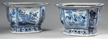 CHINE - fin du XIXe siècle Deux jardinières polylobées sur piédouche en porcelaine...