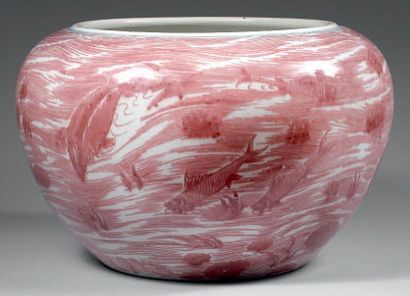 CHINE - XXe siècle Vasque à poissons en porcelaine décorée en rouge de cuivre sous...