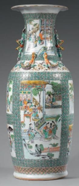 CHINE - Début du XXe siècle Vase de forme balustre en porcelaine décorée en émaux...