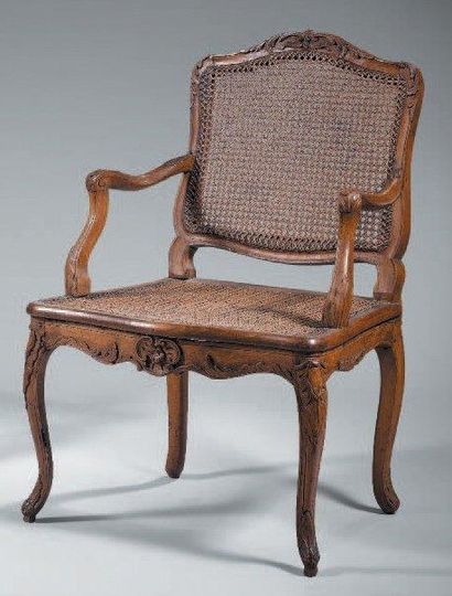 null Fauteuil à dossier plat en bois naturel mouluré et sculpté de rocailles, cartouche...