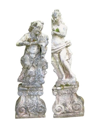 null Deux statues de jardin en pierre sur deux socles similaires : L'une représentant...