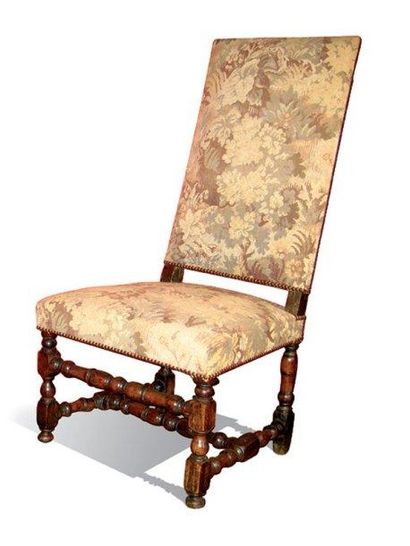  Chaise en bois naturel et tourné, pieds réunis par une entretoise en H. Époque Louis...